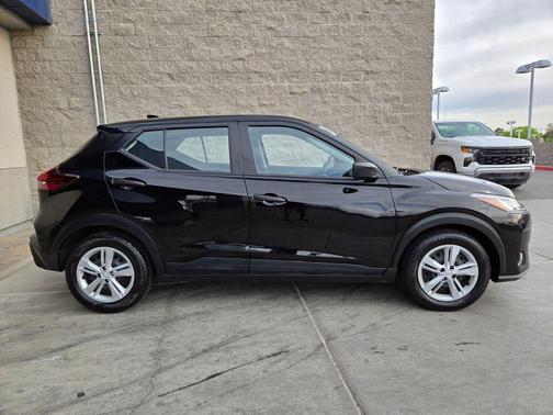 Super Black 2024 Nissan Kicks S
