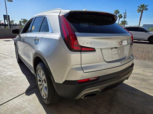 Radiant Silver Metallic 2022 Cadillac XT4 Premium Luxury