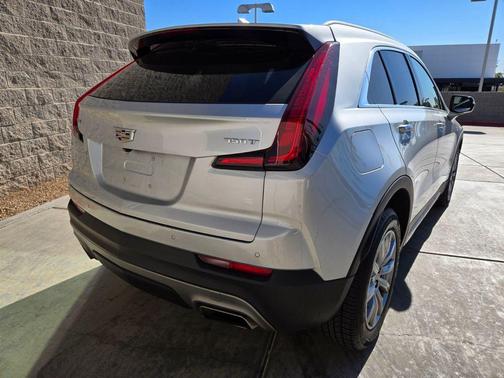 Radiant Silver Metallic 2022 Cadillac XT4 Premium Luxury