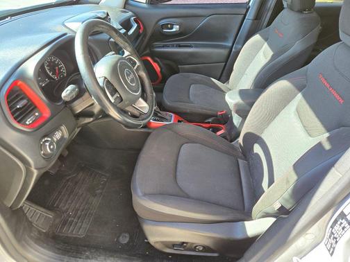 Glacier Metallic Clearcoat 2019 Jeep Renegade Trailhawk