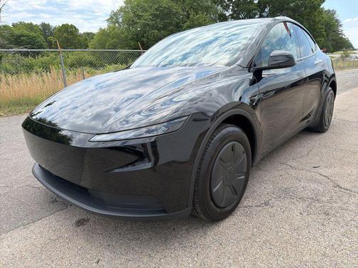 Diamond Black 2026 Tesla Model Y Rear-Wheel Drive