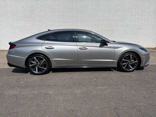 Shimmering Silver Pearl 2022 Hyundai SONATA SEL Plus