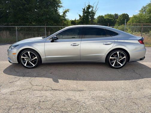 Shimmering Silver Pearl 2022 Hyundai SONATA SEL Plus