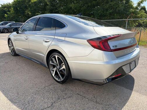 Shimmering Silver Pearl 2022 Hyundai SONATA SEL Plus