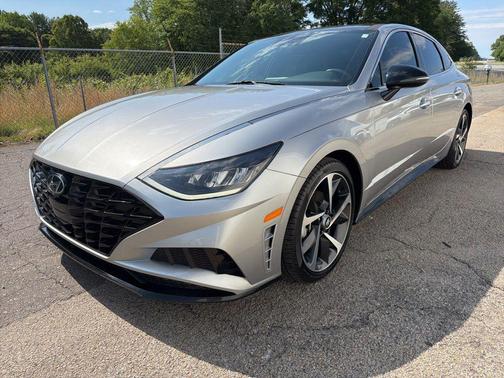 Shimmering Silver Pearl 2022 Hyundai SONATA SEL Plus