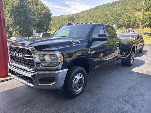 2022 RAM 3500 Tradesman Crew Cab 4x4 8' Box