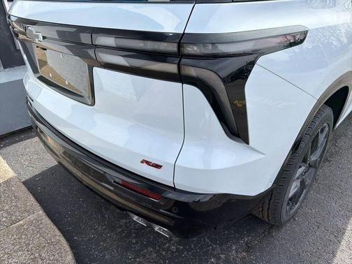Polar White Tricoat 2026 Chevrolet Traverse RS
