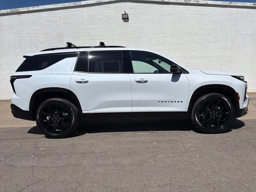 Polar White Tricoat 2026 Chevrolet Traverse RS