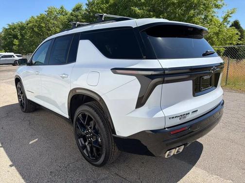 Polar White Tricoat 2026 Chevrolet Traverse RS