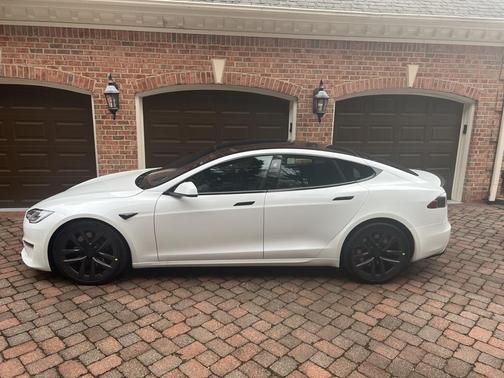 Photo 2 of 10 of 2022 Tesla Model S Plaid