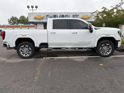 Summit White 2024 GMC Sierra 2500 Denali