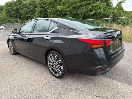 Super Black Clearcoat 2023 Nissan Altima 2.5 SL