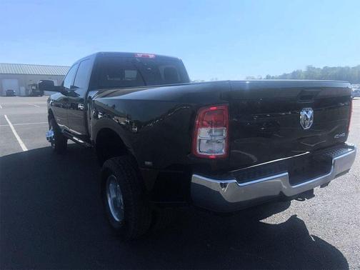 Diamond Black Crystal Pearlcoat 2022 RAM 3500 Tradesman Crew Cab 4x4 8' Box