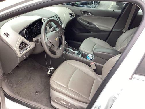 Summit White 2017 Chevrolet Cruze LT