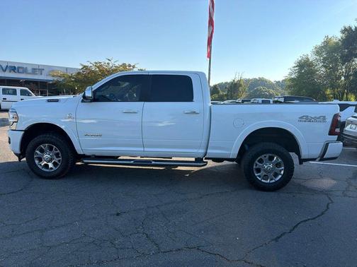 Bright White Clearcoat 2022 RAM 2500 Laramie Crew Cab 4x4 6'4' Box