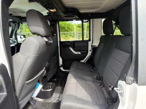 Bright White Clearcoat 2011 Jeep Wrangler Unlimited Rubicon