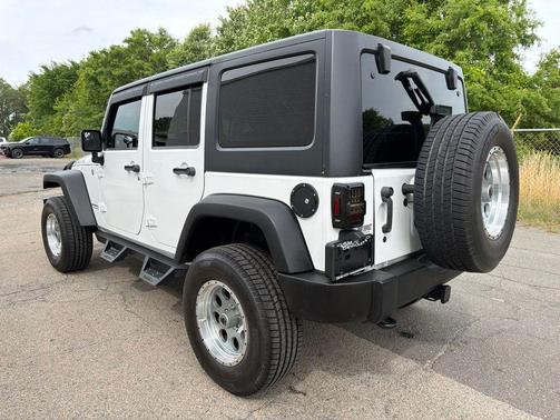 Bright White Clearcoat 2011 Jeep Wrangler Unlimited Rubicon