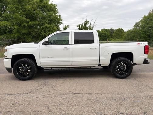 Summit White 2018 Chevrolet Silverado 1500 2LT