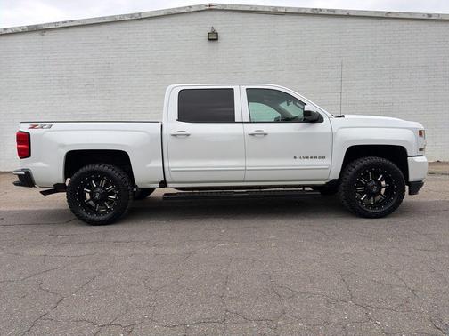 Summit White 2018 Chevrolet Silverado 1500 2LT