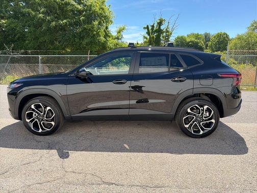 Mosaic Black Metallic 2026 Chevrolet Trax 2RS