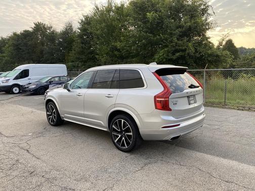 2021 Volvo XC90 T6 Momentum