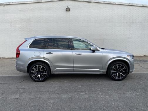 2021 Volvo XC90 T6 Momentum