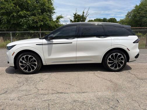 White Platinum Metallic Tri-Coat 2024 Lincoln Nautilus Reserve
