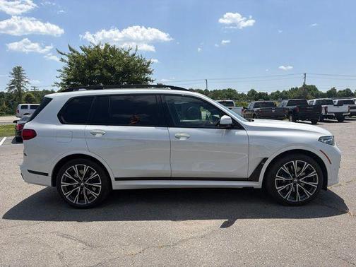 Mineral White Metallic 2022 BMW X7 M50i