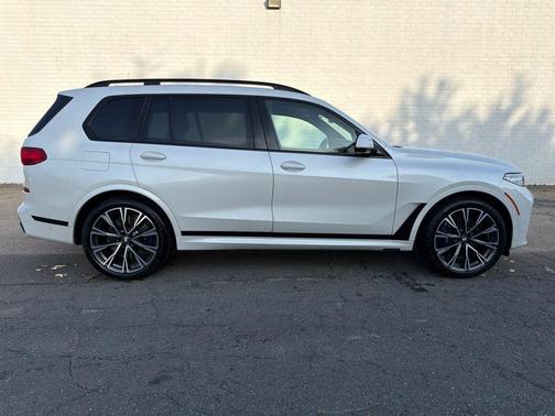 Mineral White Metallic 2022 BMW X7 M50i