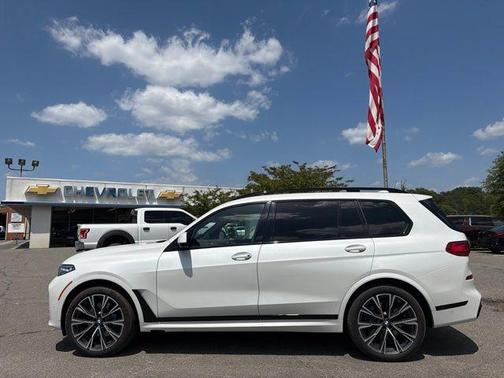 Mineral White Metallic 2022 BMW X7 M50i