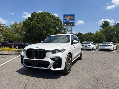 Mineral White Metallic 2022 BMW X7 M50i