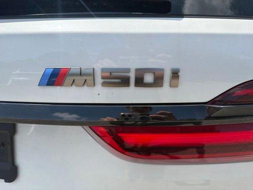 Mineral White Metallic 2022 BMW X7 M50i
