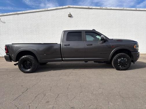 2020 RAM 3500 Laramie Crew Cab 4x4 8' Box