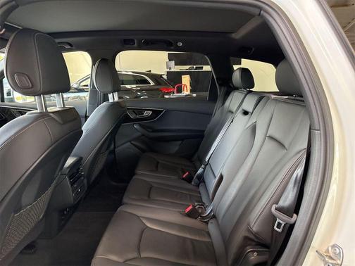 Glacier White Metallic 2025 Audi Q7 45 Premium