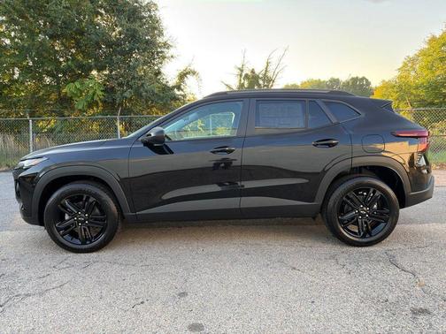 Mosaic Black Metallic 2026 Chevrolet Trax FWD ACTIV