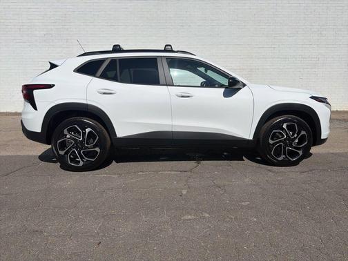 Summit White 2026 Chevrolet Trax 2RS