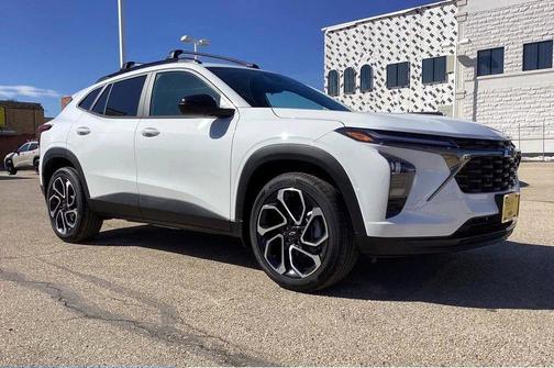 Summit White 2026 Chevrolet Trax FWD 2RS