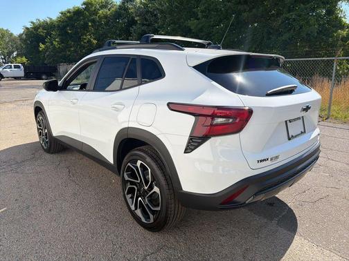 Summit White 2026 Chevrolet Trax 2RS