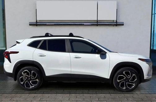 Summit White 2026 Chevrolet Trax FWD 2RS