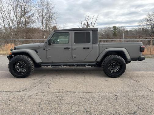 2021 Jeep Gladiator Willys Sport