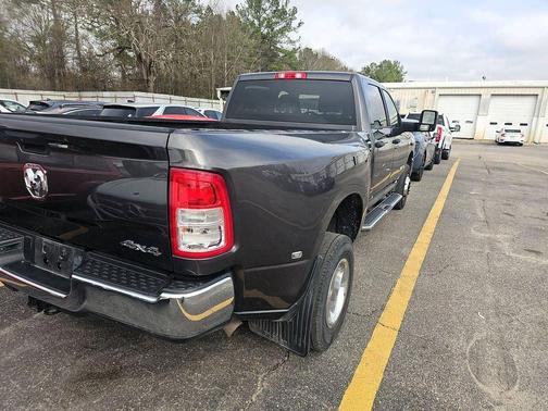 Granite Crystal Metallic Clearcoat 2024 RAM 3500 Big Horn Crew Cab 4x4 8' Box