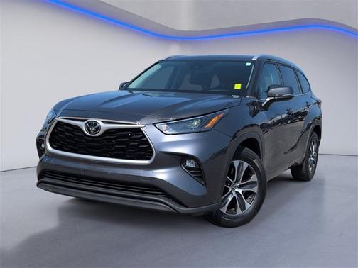 Gray 2022 Toyota Highlander XLE