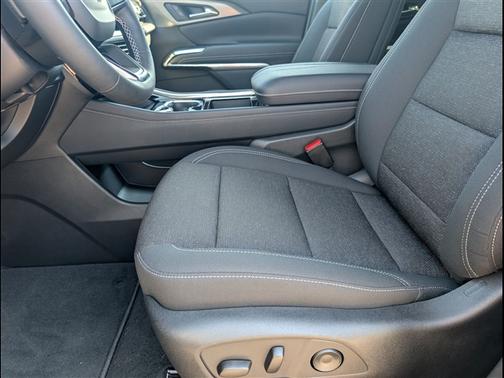Black 2027 Chevrolet Traverse LT