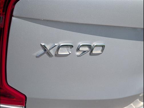 Bright Silver Metallic 2017 Volvo XC90 T5 Momentum