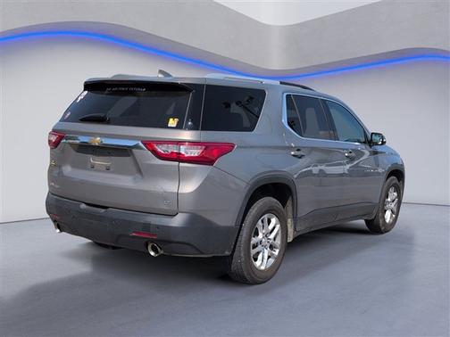 Pepperdust Metallic 2018 Chevrolet Traverse LT Cloth