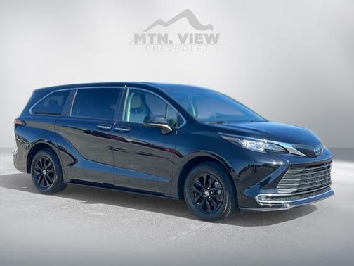 2022 Toyota Sienna XLE