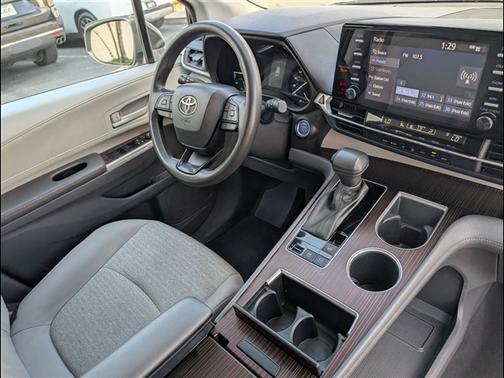 2023 Toyota Sienna LE