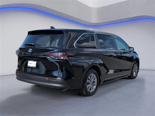 2023 Toyota Sienna LE