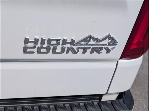 Iridescent Pearl Tricoat 2023 Chevrolet Silverado 1500 High Country