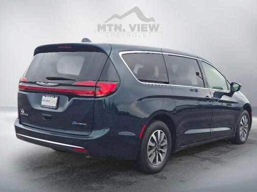 2022 Chrysler Pacifica Hybrid Touring L